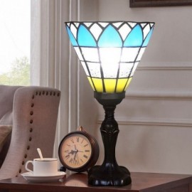 Lampe de table européenne en verre coloré à côté de la lampe