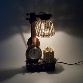 Articles d'ameublement créatifs pour la saint-valentin, cadeaux de Boutique, artisanat, violon avec horloge en bois, lampe de bureau, lumière Led